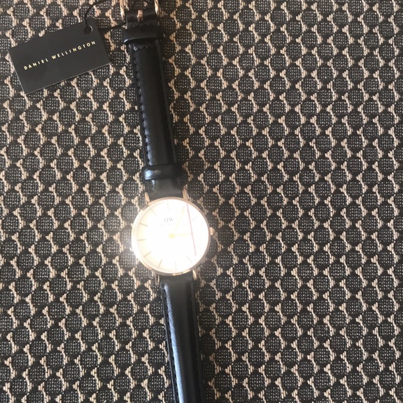 New. Authentic. Daniel Wellington
Petite Sheffield 28MM Leather Watch - Picture 6 of 6
